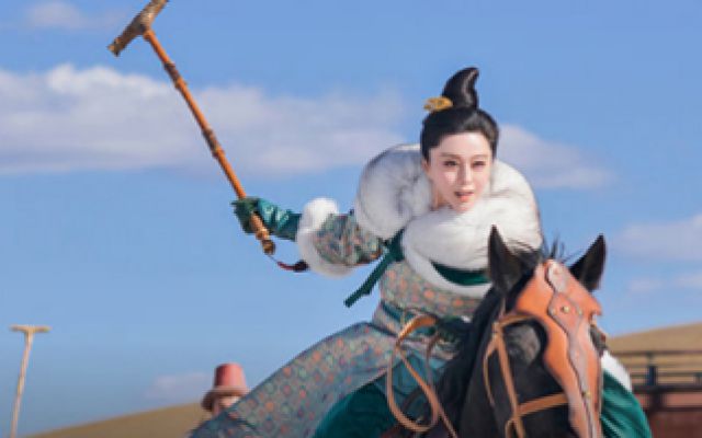 《王朝的女人：杨贵妃》精彩片段：冰球场黎明英雄救美