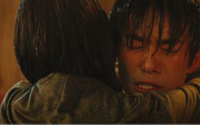  送你一朵小红花：易烊千玺抱着刘浩存雨中痛哭
