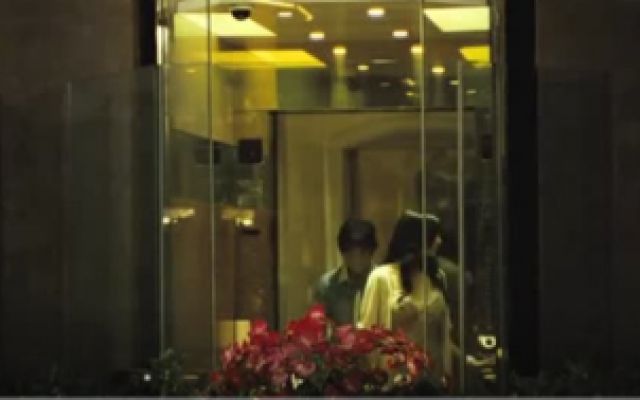 韩国《现在和相爱的人在一起吗》精彩片段！韩彩英冲进电梯这刻太美