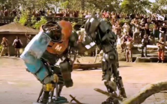 科幻动作电影：男孩捡到一个报废机器人，没想到战斗力异常强悍！