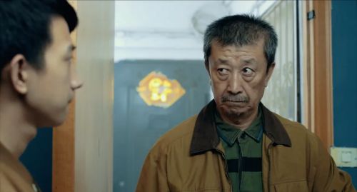 睡沙发的人