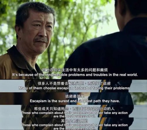 睡沙发的人