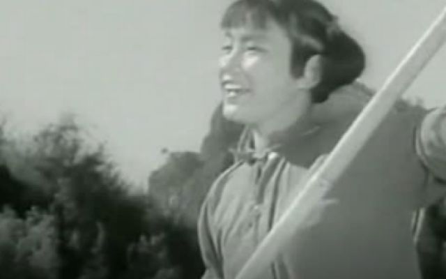怀旧影视金曲，1964年老电影《青山恋》插曲《丰收山歌飘过河》