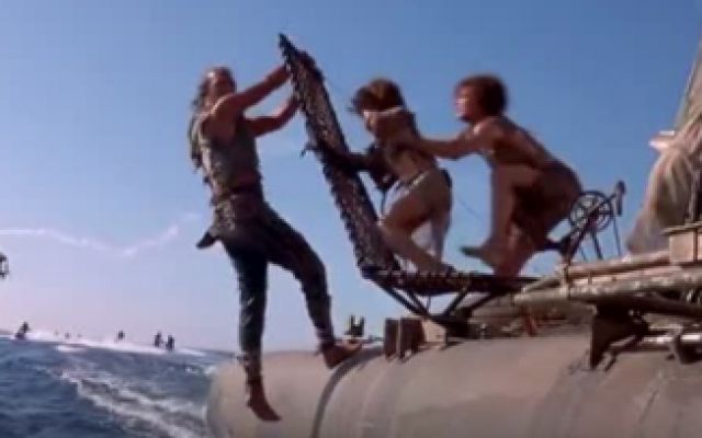 这是一部八九十年代的经典动作电影大片:《未来水世界》