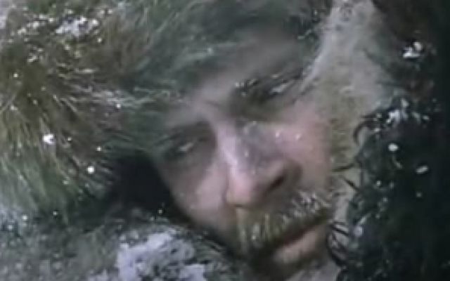 经典求生电影《极地重生》：当冰天雪地中饥饿的逃兵看见一只海狮