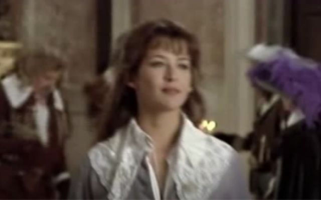 苏菲玛索在《豪情玫瑰》里出演女主角，又飒爽又美丽