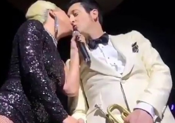 美国天后ladyGaGa演唱会亲吻已婚乐手 好友：是家人