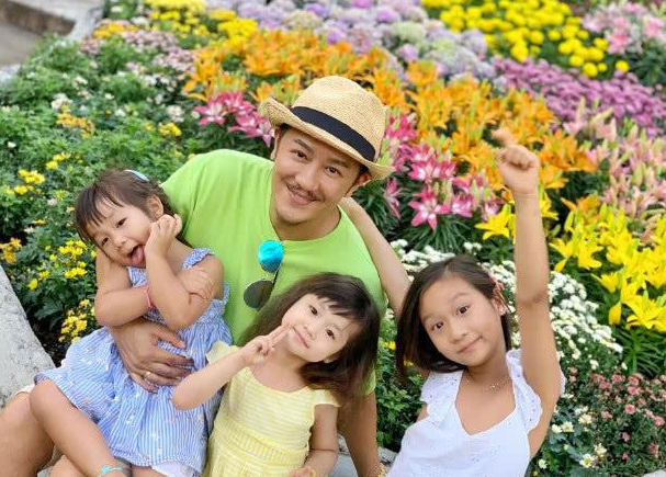 陈浩民与三个女儿提早庆祝父亲节