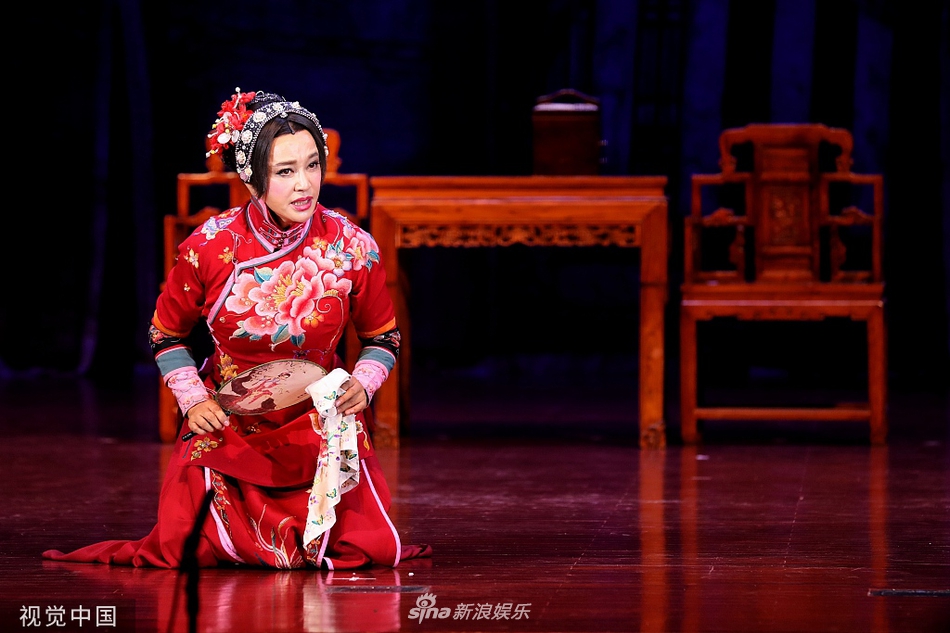 不老女神刘晓庆公益演出《风华绝代》，接地气说河南方言