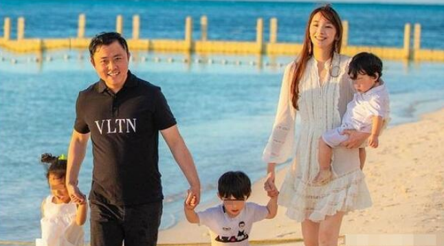 40岁吴佩慈宣布怀第四胎，晒一家五口照称四胎是女儿