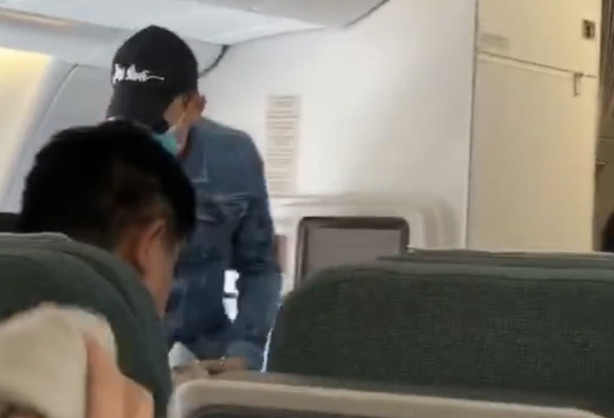 刘德华自己提行李上飞机 被网友亲切点赞