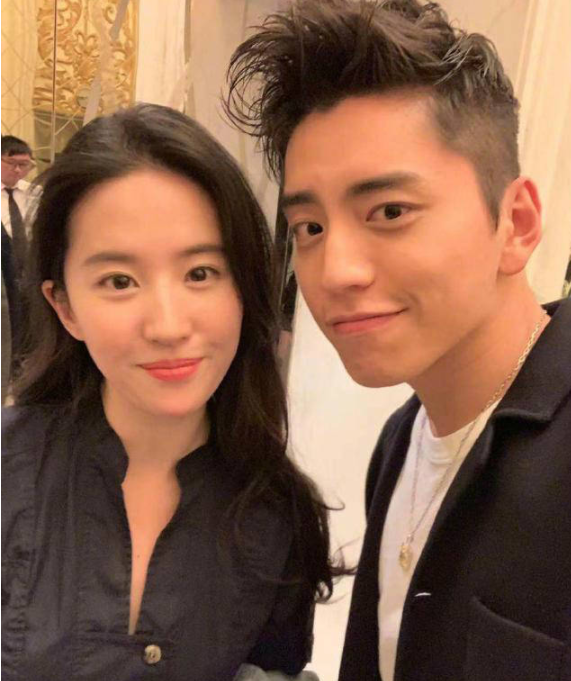 王大陆晒与刘亦菲合照 网友留言什么时候你们合作一把