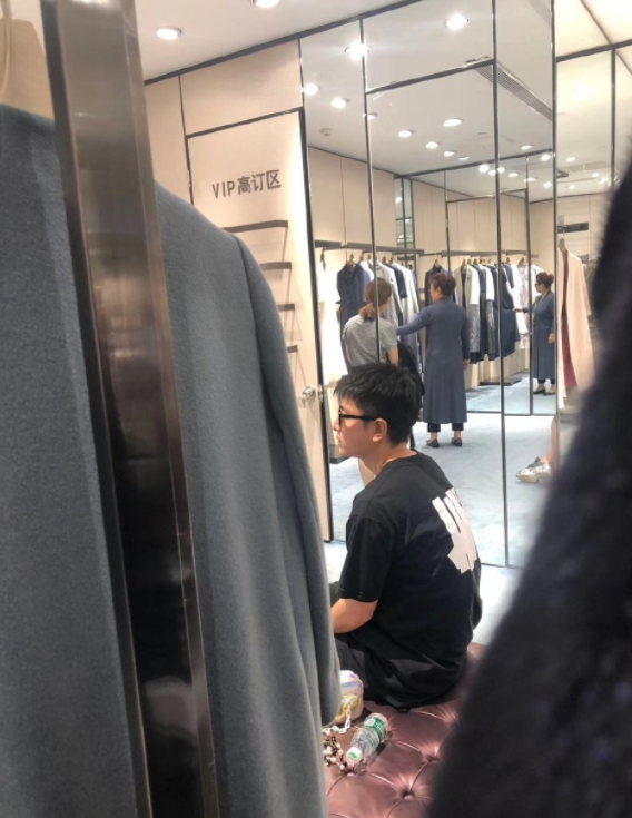 贾乃亮陪妈妈逛街 买完后贴心提包