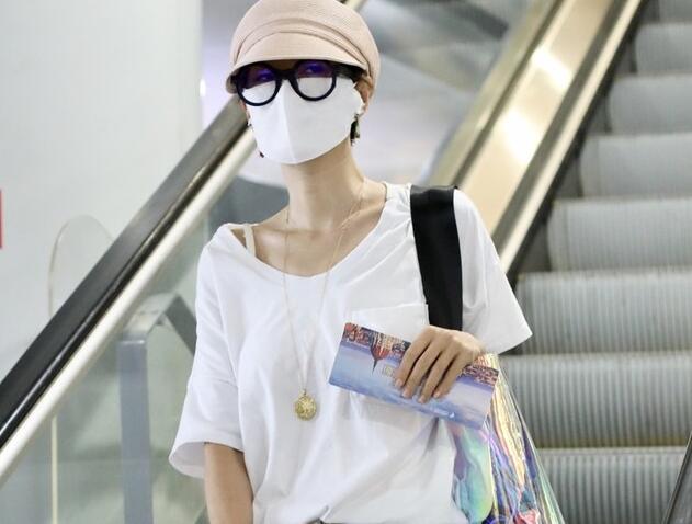 马伊琍离婚后首现机场 白口罩遮面力求低调