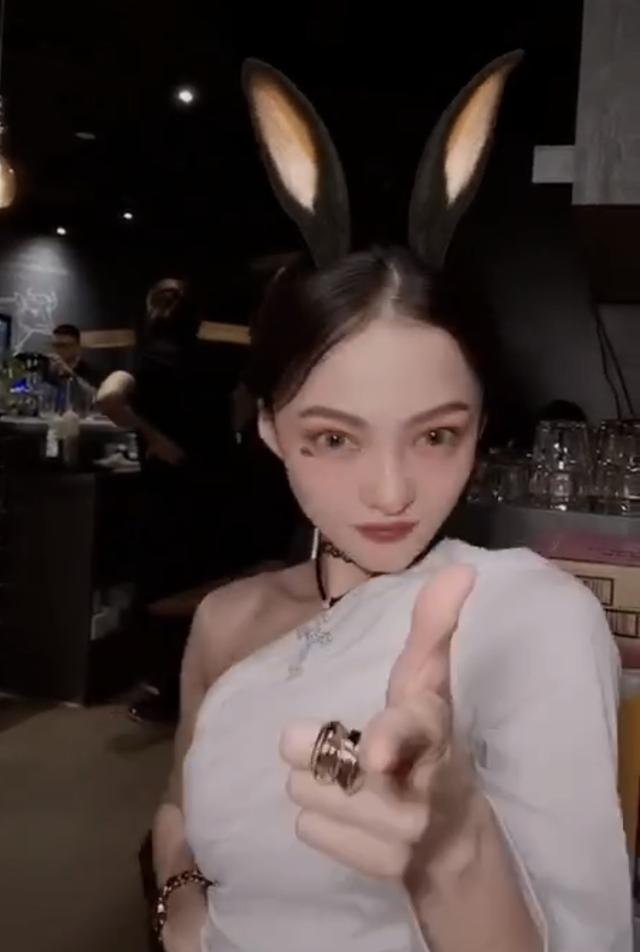 张韶涵露香肩跳兔子舞