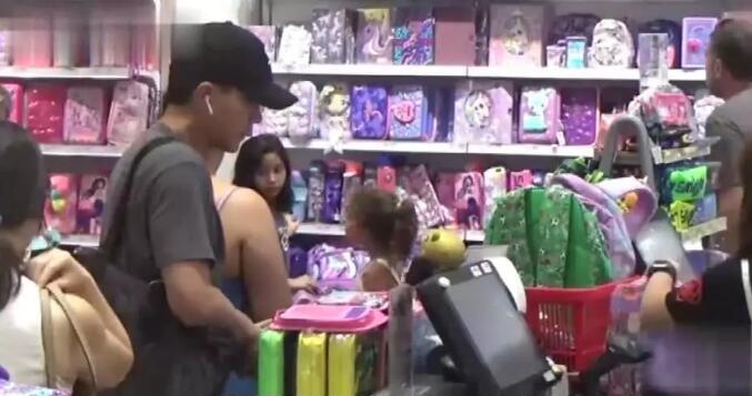 刘恺威帮小糯米买开学用品超细心 当爹又当妈