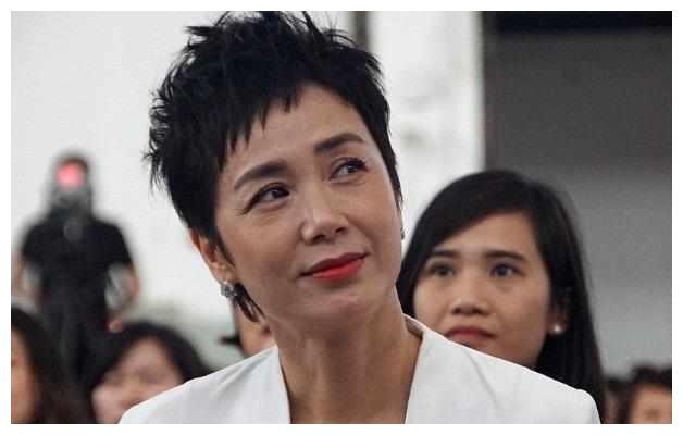 蒋雯丽现身出席活动 48岁衰老程度惊人