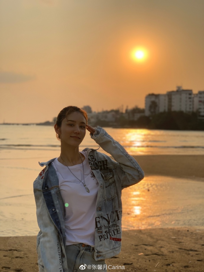 林峯女友张馨月晒沙滩美照 大长腿抢镜