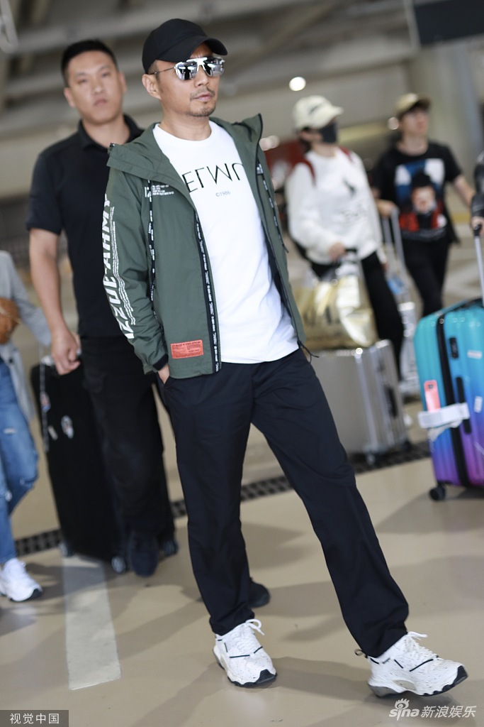 "机长"张涵予现身机场 气场十足