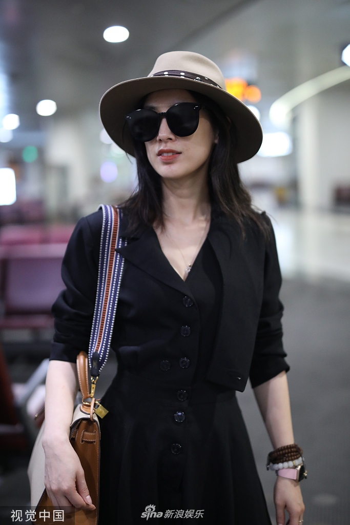 黄圣依现身北京机场，穿黑色V领裙优雅大方