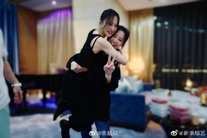 张靓颖单手举起张韶涵开心比耶