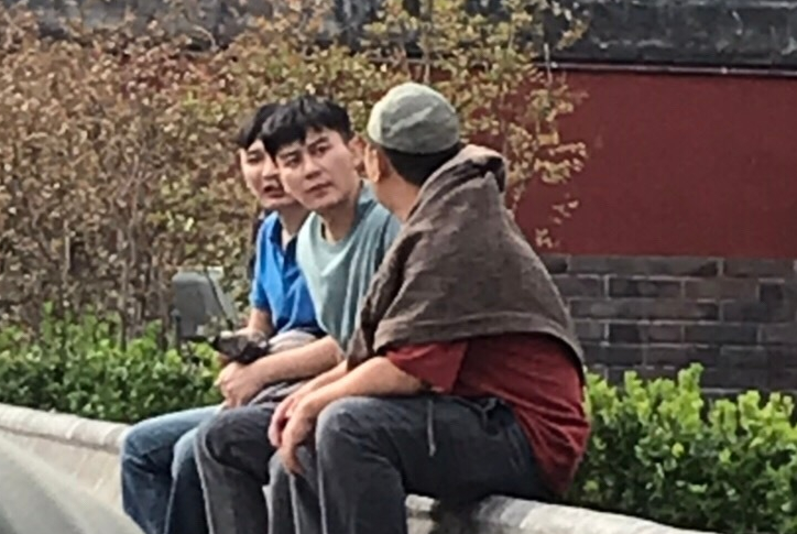 网曝李晨《北京西城故事》路透 身材发福明显