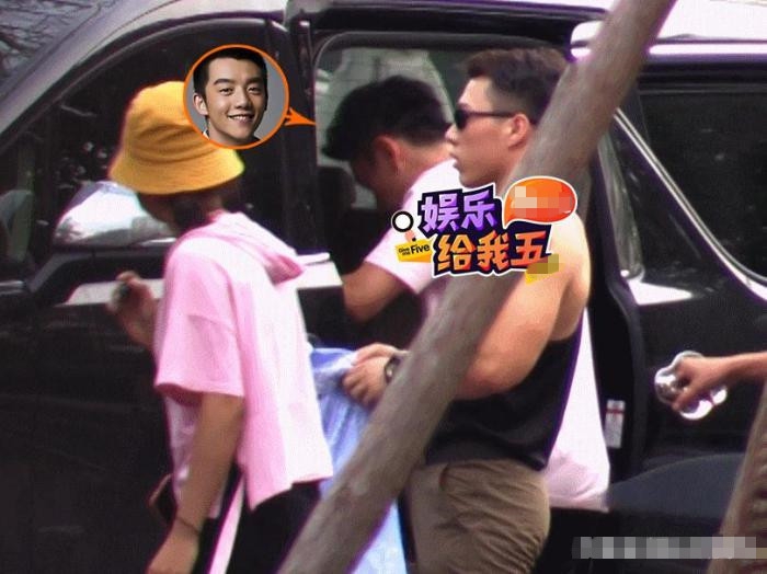 恋情曝光？苗苗探班郑恺被拍