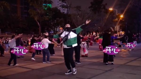 张艺兴跳广场舞 老了以后依然是广场上最靓的仔
