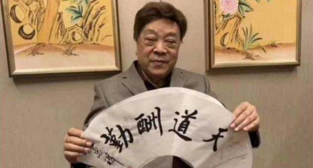 云淡风轻，赵忠祥坦言对合影卖字没有愧意