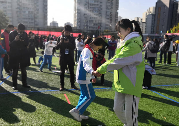 李小璐做公益 与小学生拥抱拉手很有爱