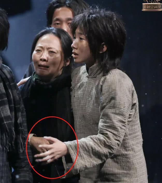 孟美岐演乞丐却因手涂美甲秒出戏