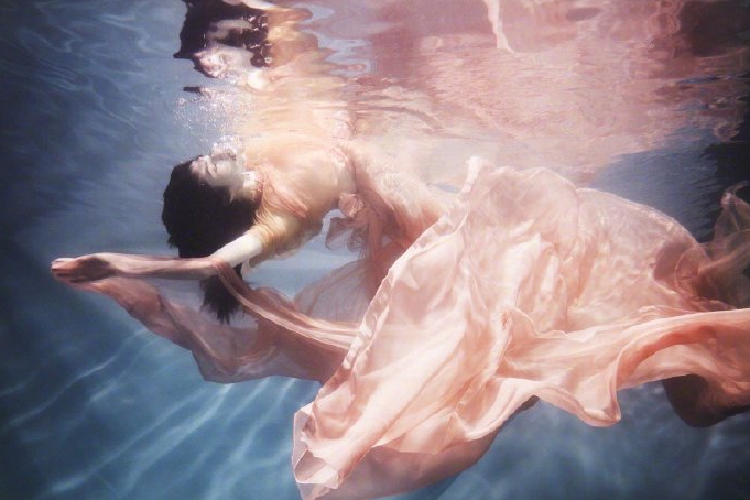 何穗薄纱裙水中翩翩起舞超梦幻，何仙姑的好身材美翻了