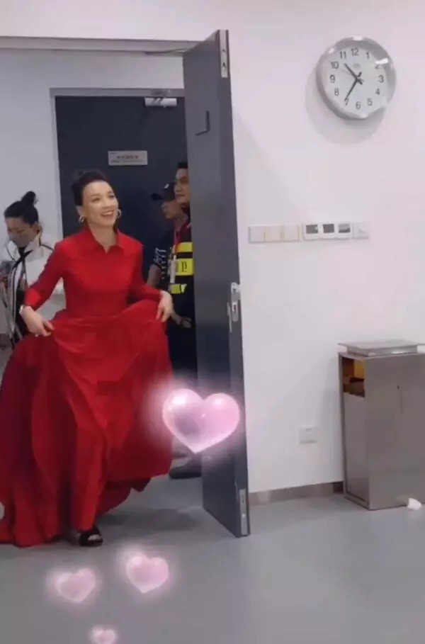 林瑞阳抱老婆张庭转圈圈玩亲亲 当众秀恩爱毫不避讳