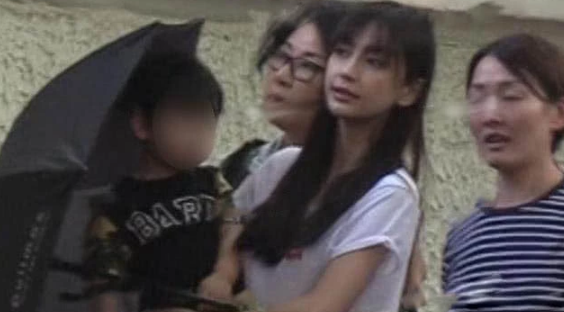 Baby素颜带小海绵玩耍 超温馨