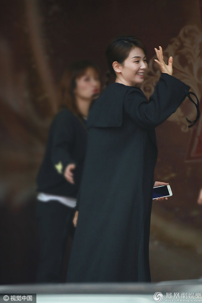 刘涛淡妆前往《快本》甜笑挥手 梳小马尾俏皮感藏不住