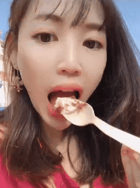 马蓉独游日本对镜猛吃 网友留言成亮点