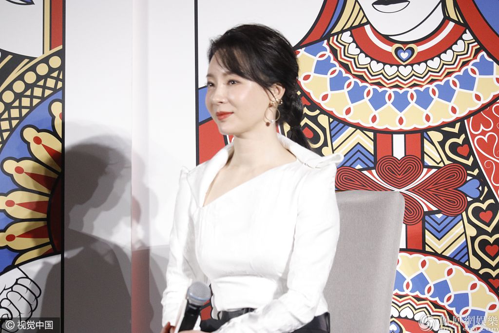 陈数穿衬衫秀“天鹅颈” 坐姿端庄显优雅