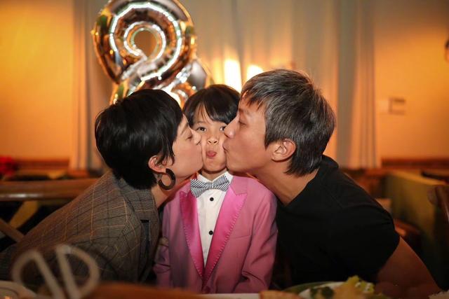 邓超孙俪为儿子庆祝八岁生日 等等又被亲到脸变形