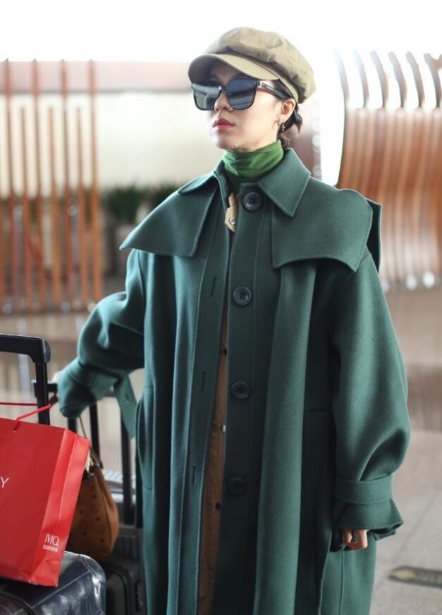 郁可唯穿绿色大衣亮相机场 造型简约文艺范
