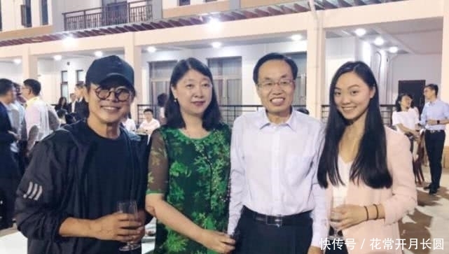 李连杰带大女儿与马云聚会