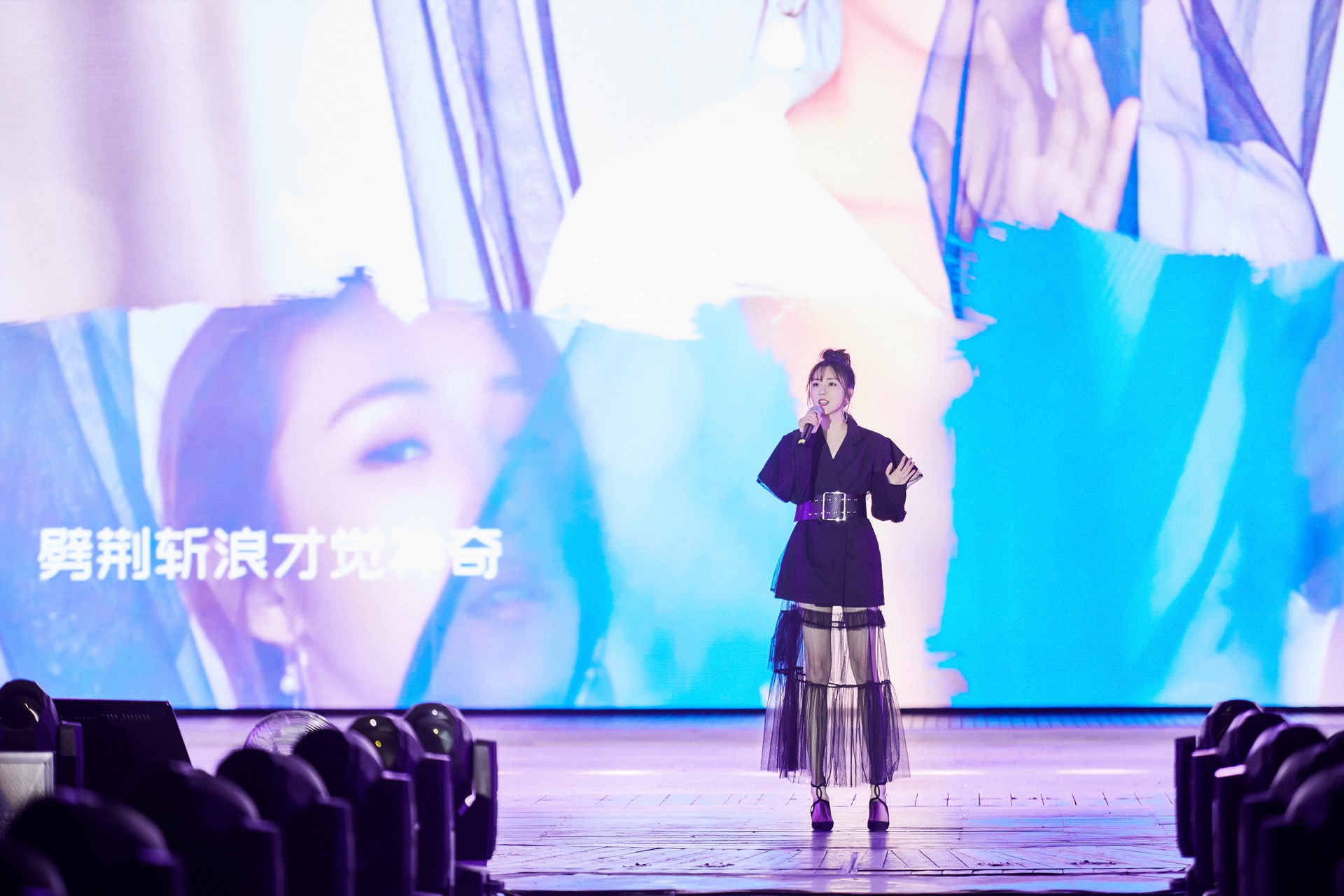 张可盈出席亚洲音乐盛典 获年度荣誉新人歌手奖