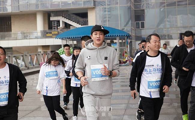 何润东现身成都熊猫塔 为公益马拉松向上奔跑