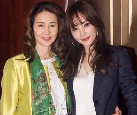 李小璐妈妈更新动态 点赞粉丝团力挺女儿言论