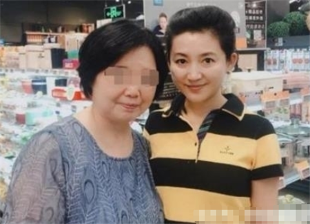 51岁王小丫意外在菜市场被偶遇，和同龄大妈合影，网友：像两代人