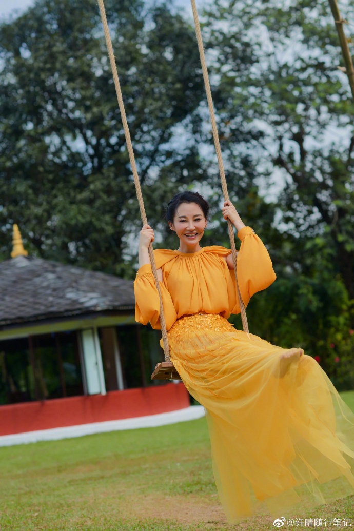 许晴黄色长裙荡秋千画面唯美 甜笑动人满是明艳少女感