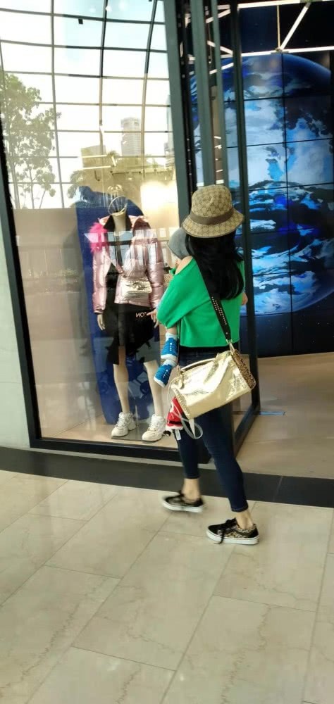 张柏芝抱小儿子逛街妈妈力十足