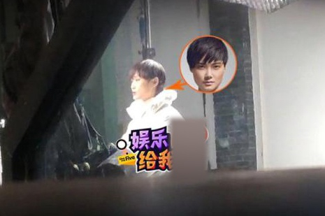 李宇春拍摄一遍过 抿嘴歪头超可爱