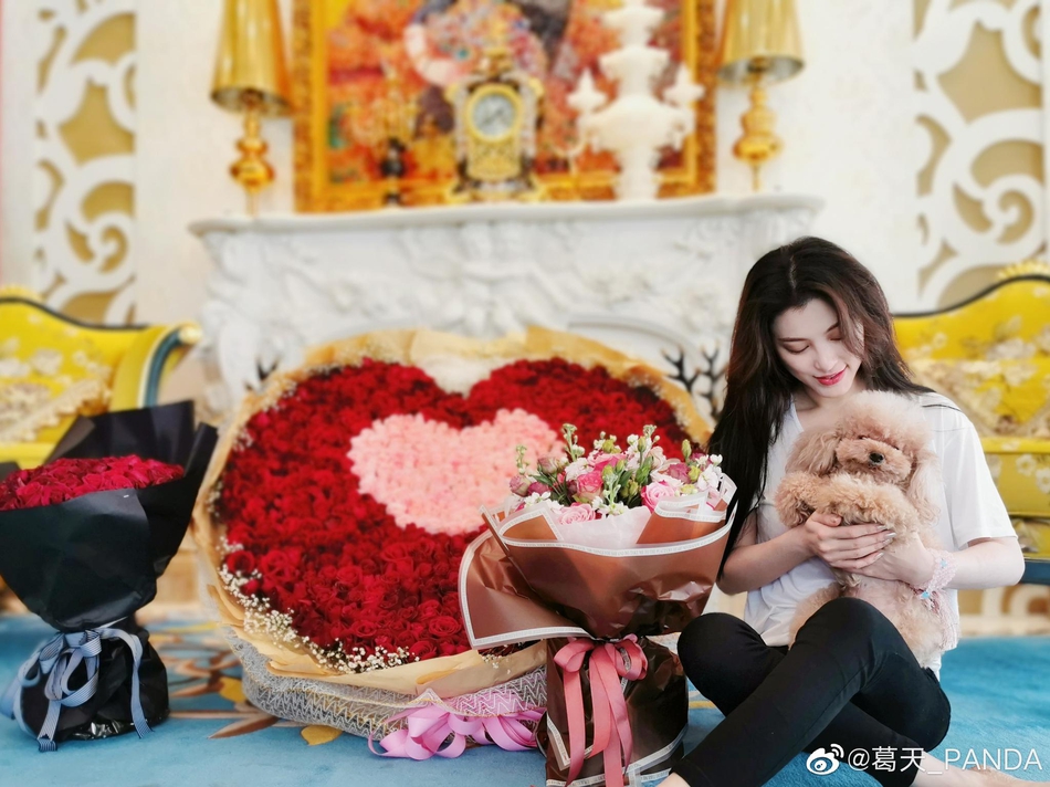 刘翔前妻葛天散长发晒弹琴 收巨型玫瑰花束晒照心情好