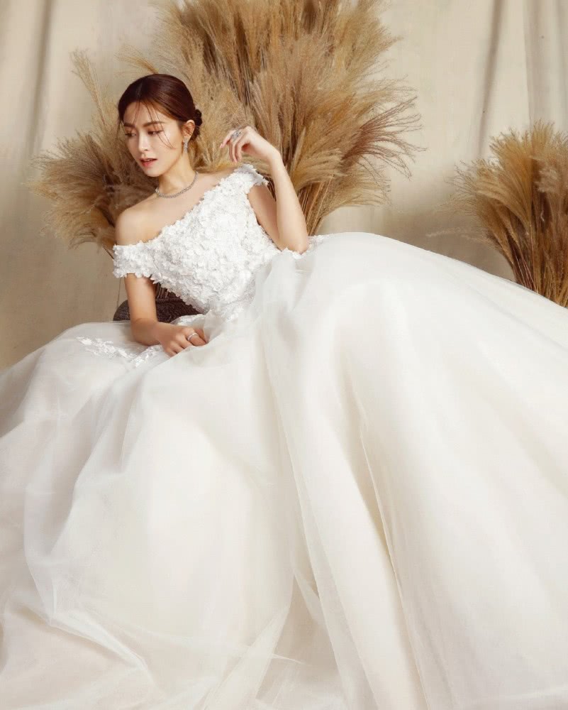 文咏珊再成“新娘”，穿白色花朵露肩礼服，31岁美得清纯优雅