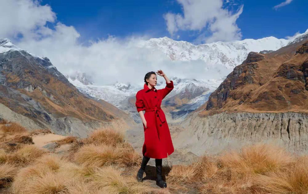 许晴出游尼泊尔，一袭中国红大衣似冬日暖阳，美得优雅大气